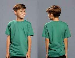 davanti e indietro visualizzazioni di un' poco ragazzo indossare un' verde maglietta. ai generato foto