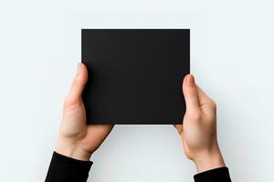 un' umano mano Tenere un' vuoto foglio di nero carta o carta isolato su bianca sfondo. ai generato foto