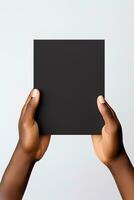 un' umano mano Tenere un' vuoto foglio di nero carta o carta isolato su bianca sfondo. ai generato foto