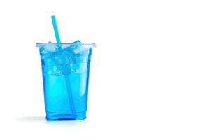 blu bevanda nel un' plastica tazza isolato su un' bianca sfondo. prendere lontano bevande concetto con copia spazio. ai generato foto