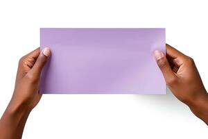 un' umano mano Tenere un' vuoto foglio di viola carta o carta isolato su un' bianca sfondo. ai generato foto