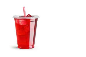 rosso bevanda nel un' plastica tazza isolato su un' bianca sfondo. prendere lontano bevande concetto con copia spazio. ai generato foto