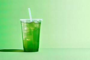 verde bevanda nel un' plastica tazza isolato su un' verde sfondo. prendere lontano bevande concetto con copia spazio. ai generato foto