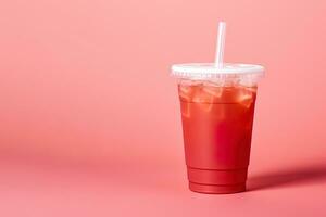 rosso bevanda nel un' plastica tazza isolato su un' rosso pastello sfondo. prendere lontano bevande concetto con copia spazio. ai generato foto