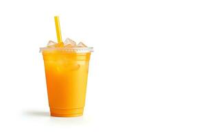 arancia colore bevanda nel un' plastica tazza isolato su un' bianca sfondo. prendere lontano bevande concetto con copia spazio. ai generato foto