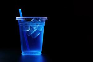 blu bevanda nel un' plastica tazza isolato su un' nero sfondo. prendere lontano bevande concetto con copia spazio. ai generato foto