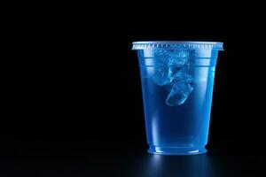 blu bevanda nel un' plastica tazza isolato su un' nero sfondo. prendere lontano bevande concetto con copia spazio. ai generato foto