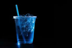 blu bevanda nel un' plastica tazza isolato su un' nero sfondo. prendere lontano bevande concetto con copia spazio. ai generato foto