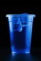 blu bevanda nel un' plastica tazza isolato su un' nero sfondo. prendere lontano bevande concetto. ai generato foto