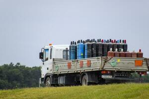 mezzi di trasporto di pericoloso merce. cilindri con propano e ossigeno nel il camion. foto