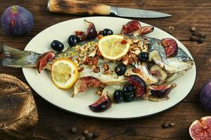 delizioso dorado pesce al forno con fichi. foto