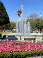 14 di aprile 2023 - Istanbul, tacchino - Fontana a sultanahmet piazza foto