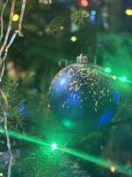 Natale albero decorato con giocattoli e luci foto