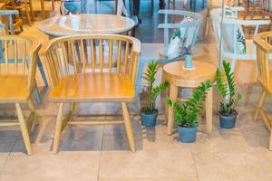 sedia di legno vuota nel ristorante foto