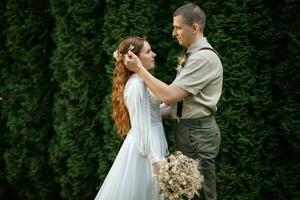 nozze camminare di il sposa e sposo nel un' conifero foto