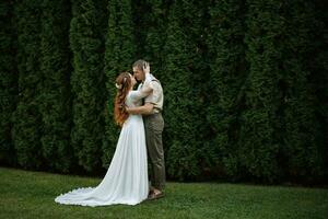 nozze camminare di il sposa e sposo nel un' conifero foto