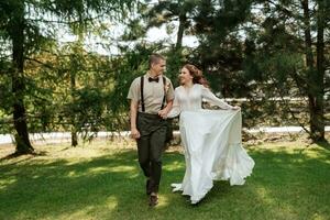 nozze camminare di il sposa e sposo nel un' conifero foto