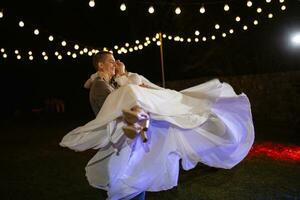 il primo nozze danza di il sposa e sposo foto