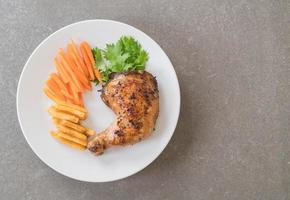 bistecca di pollo alla coscia sul tavolo da pranzo foto