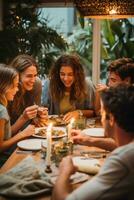 contento famiglia si riunirono in giro il tavolo - commovente e gioioso. foto