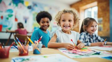 bambini pittura con acquerelli a scuola foto