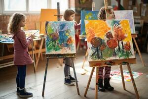 bambini pittura su cavalletti nel arte classe foto