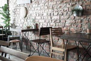 sedia in legno vuota nel ristorante - filtro effetto vintage