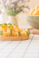 melone cantalupo fresco per dessert sul tavolo foto