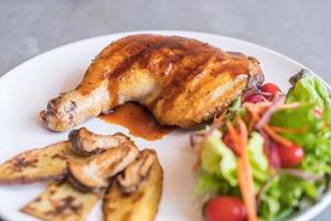 bistecca di pollo alla griglia con salsa teriyaki sul tavolo da pranzo foto