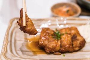 pollo fritto con salsa teriyaki - cibo giapponese foto