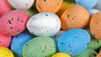 colorate uova pasquali tradizionali di pasqua