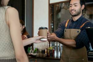 Asia uomo proprietario contento Sorridi e Spedire ordine per cliente. garanzie sicurezza, pulizia, Aperto il caffè negozio. Aperto per nuovo normale. piccolo attività commerciale, Benvenuto, ristorante, casa fatto, bar foto