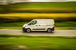 logistica consegna furgone su un' nazione strada panning effetto. generativo ai foto