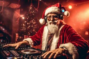 un' vivace e festivo Natale festa con un' Santa Claus dj indossare cuffie e occhiali. lui è in piedi dietro a un' dj miscelatore giocando musica. rosso sfondo, con un' giallo leggero splendente. generativo ai foto