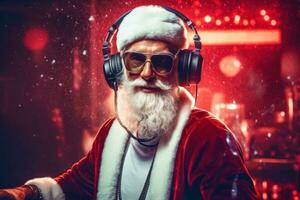 un' vivace e festivo Natale festa con un' Santa Claus dj indossare cuffie e occhiali. lui è in piedi dietro a un' dj miscelatore giocando musica. rosso sfondo, con un' giallo leggero splendente. generativo ai foto