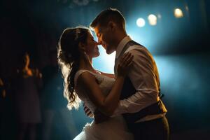 coppia condivisione un intimo momento durante loro primo danza su un' debolmente illuminato danza pavimento, cattura il romanza e vulnerabilità. generativo ai foto