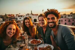 sorridente amici cenare su tetto ristorante nel Marrakech mentre su vacanza. generativo ai foto