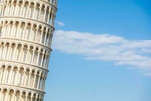 pisa, Italia - famoso pendente Torre punto di riferimento con blu cielo, Rinascimento bianca marmo foto