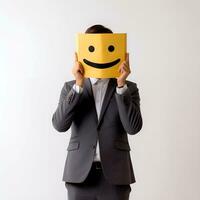 ufficio lavoratore copertura viso con contento sorridente emoji su bianca sfondo, generativo ai foto