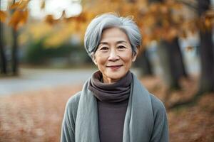 est asiatico donna nel anni '60, corto grigio capelli, parco sfondo ,generativo ai foto