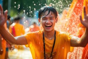 vicino su contento giovane uomo americano su giocando acqua , Songkran acqua Festival thailandia,generativo ai foto