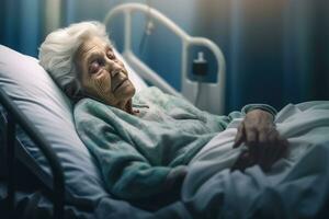 vecchio anni donna paziente addormentato su letto nel ospedale reparto. Salute cura ,generativo ai. foto