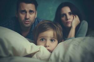famiglia Guardando un' orrore film Camera da letto a casa, generativa ai. foto