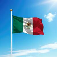 agitando bandiera di Messico su pennone con cielo sfondo. foto