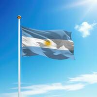 agitando bandiera di argentina su pennone con cielo sfondo. foto