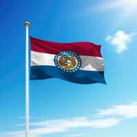 agitando bandiera di Missouri è un' stato di unito stati su pennone foto