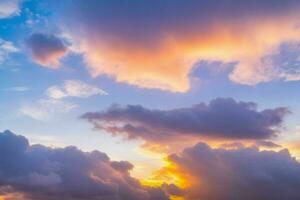 nuvoloso cielo a tramonto sfondo. ai generativo professionista foto