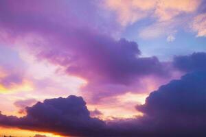 nuvoloso cielo a tramonto sfondo. ai generativo professionista foto