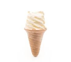 cono gelato alla vaniglia su sfondo bianco