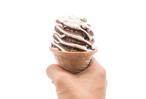cono gelato al cioccolato su sfondo bianco foto